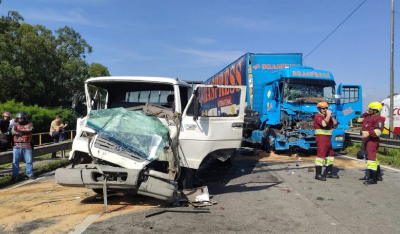 Acidente com três caminhões interdita Via Dutra em Jacareí, no sentido Rio