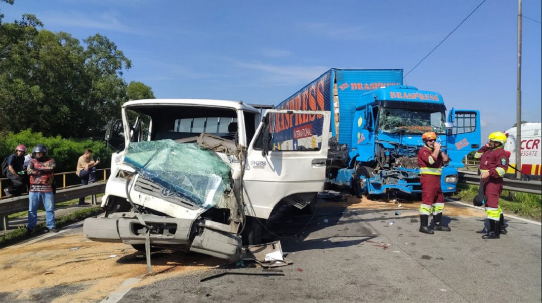 Acidente com três caminhões interdita Via Dutra em Jacareí, no sentido Rio