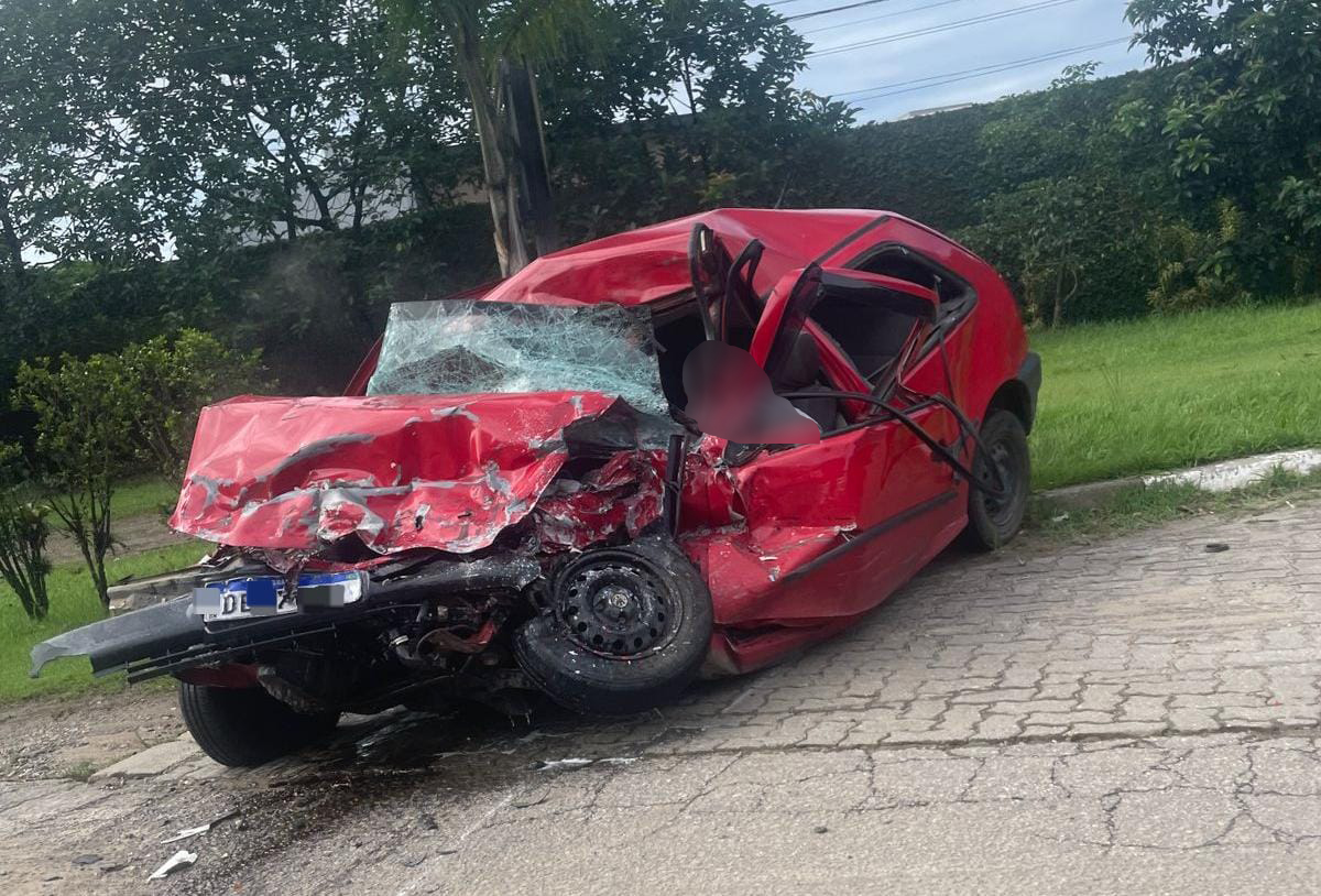 Acidente entre carro e ônibus na SP-55 em Caraguatatuba deixa uma pessoa morta