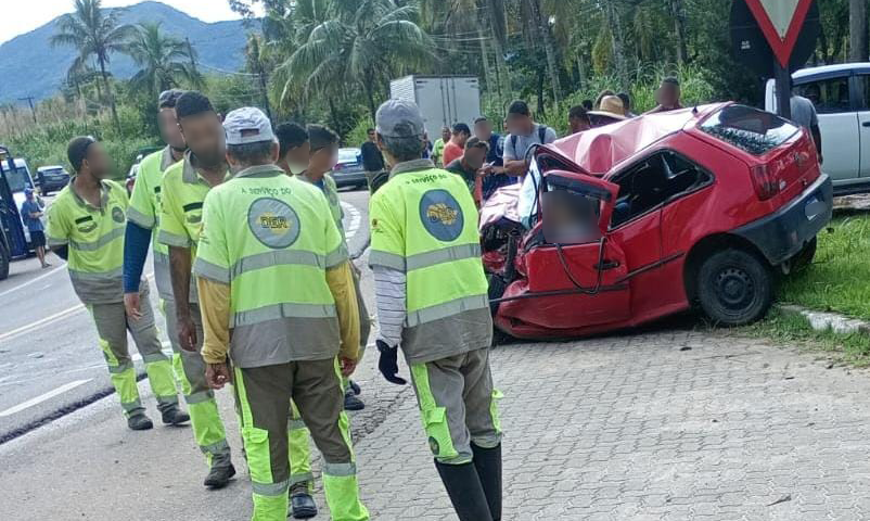 Acidente entre carro e ônibus na SP-55 em Caraguatatuba deixa uma pessoa morta