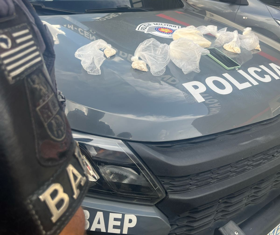PM prende homem que escondia drogas no carro