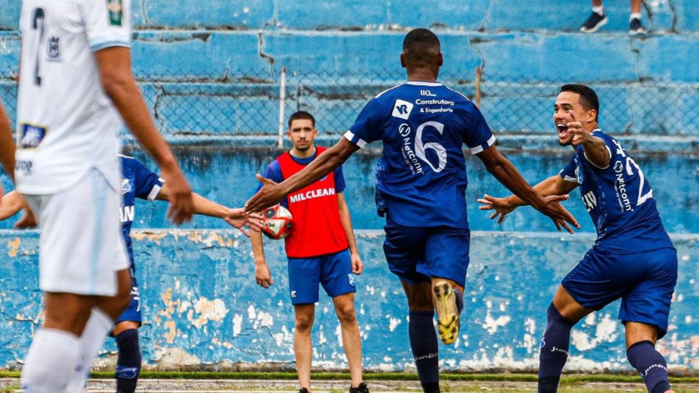 Jogadores do EC Taubaté comemoram vitória sobre o São Bento no Joaquinzão