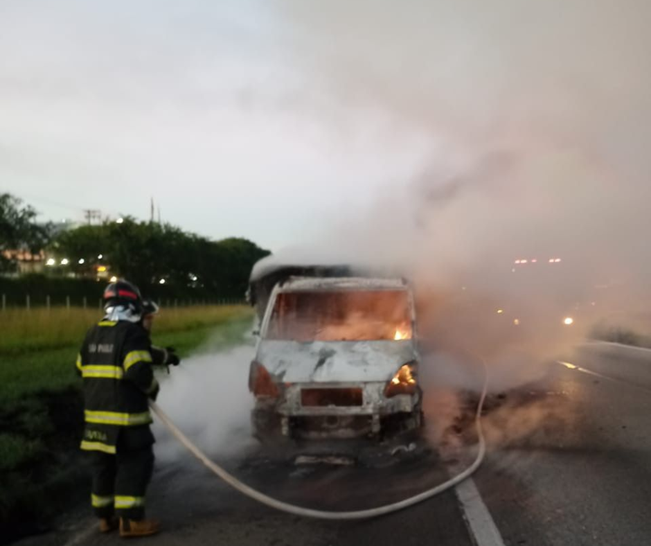 Caminhão de sorvete pega fogo na Via Dutra em São José dos Campos