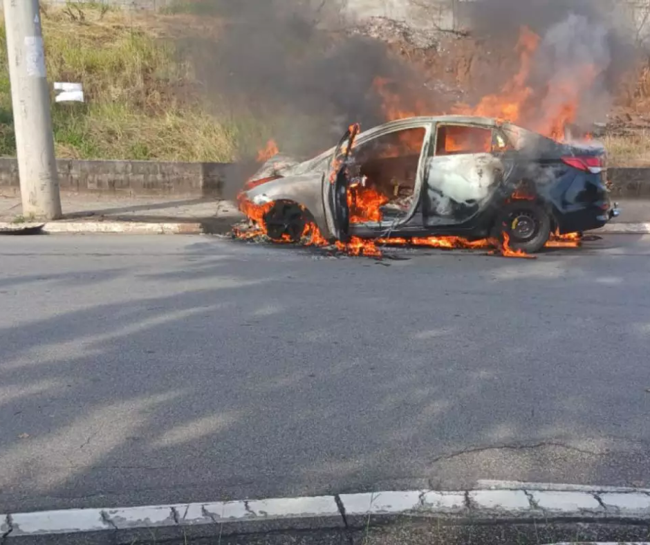 Motorista de aplicativo sofre acidente e veículos é consumido pelo fogo em SJC