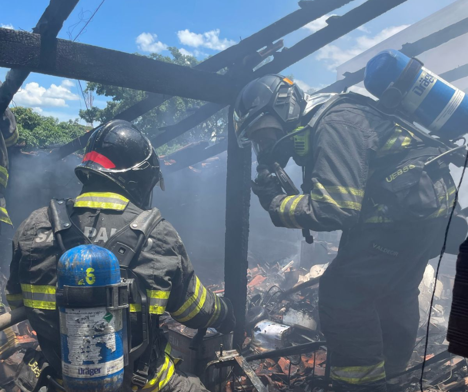 Incêndio em sótão mobiliza bombeiros no Jardim das Indústrias, em São José dos Campos