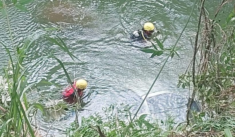 Bombeiros encontram idoso morto dentro de veículo que caiu na represa de Santa Branca
