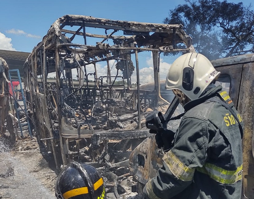 Incêndio destrói 32 veículos em empresa de ônibus em Lorena