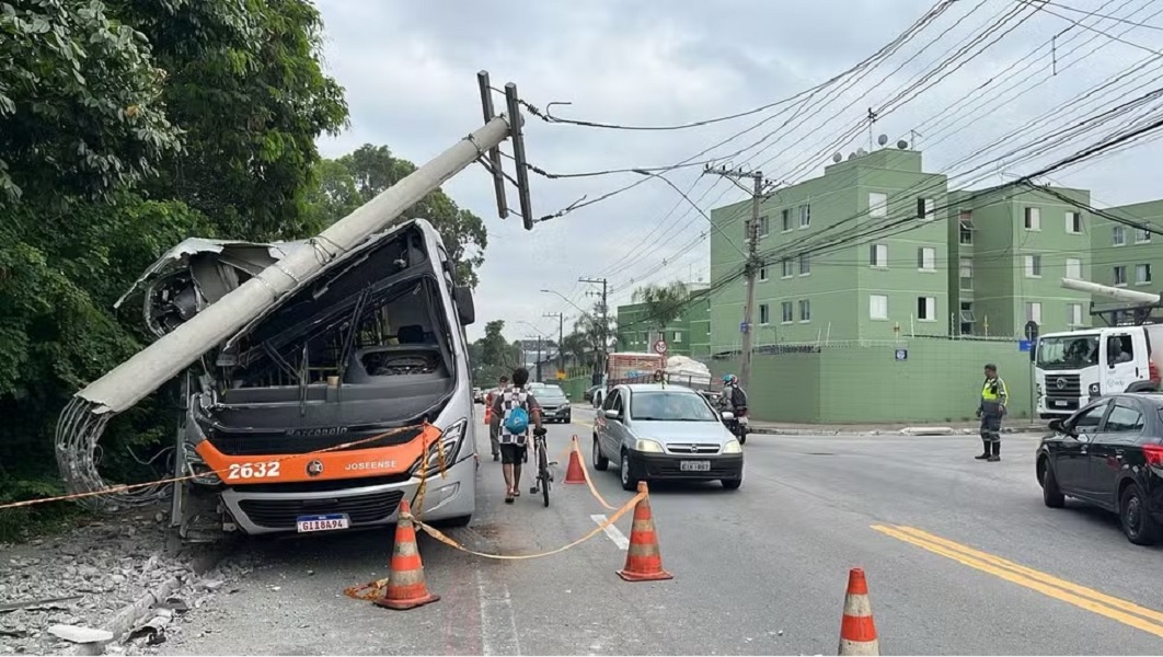 Ônibus bate em poste e deixa moradores sem energia na zona sul de São José dos Campos
