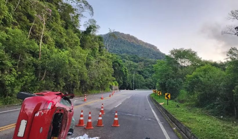 Homem morre após ser arremessado em acidente no Rio-Santos, em Ubatuba