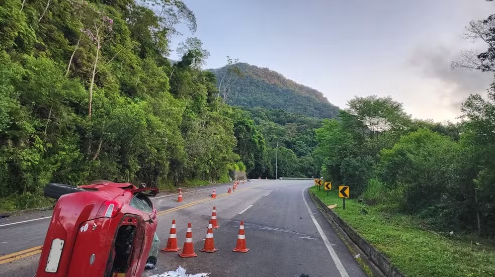 Homem morre após ser arremessado em acidente no Rio-Santos, em Ubatuba