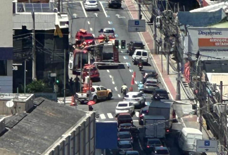 Motorista capota carro na Rua Paraibuna e interdita trânsito em SJC