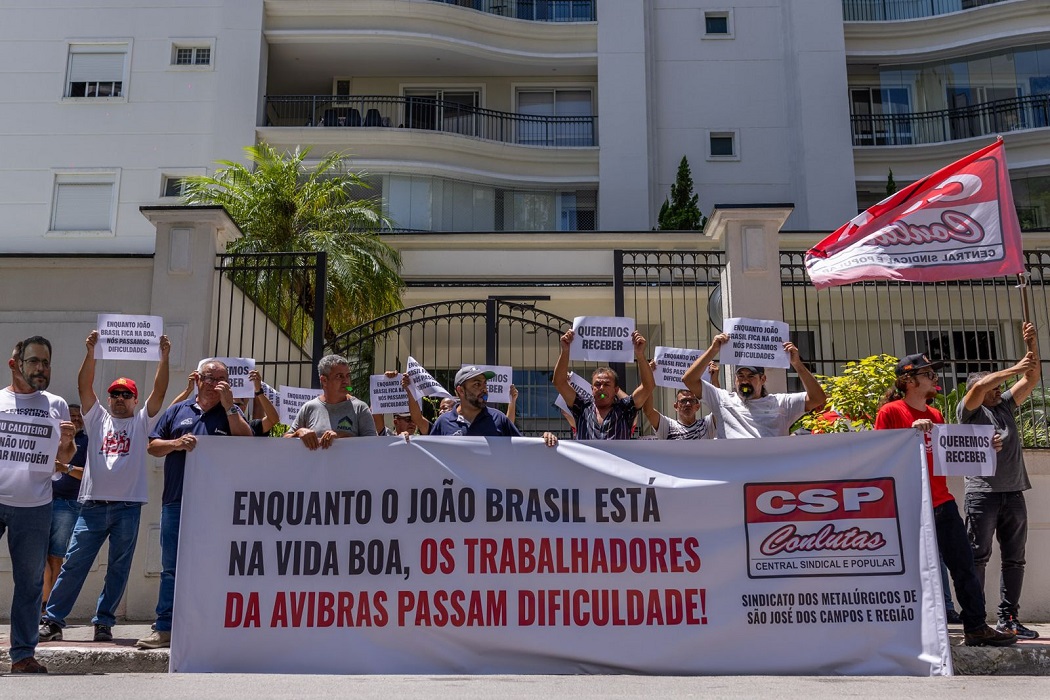 Funcionários protestam em frente à casa do dono da Avibras