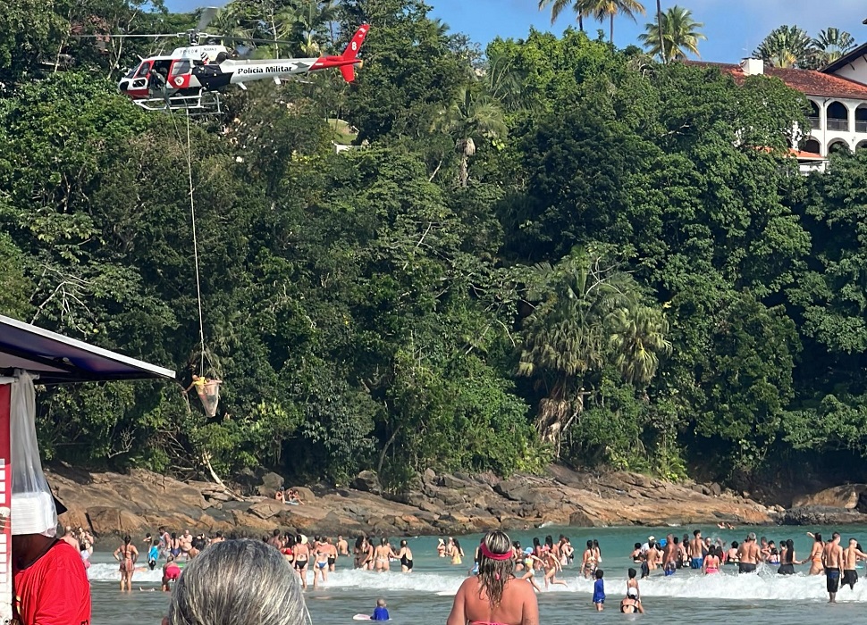 Helicóptero da PM resgata turista de Lorena em Ubatuba