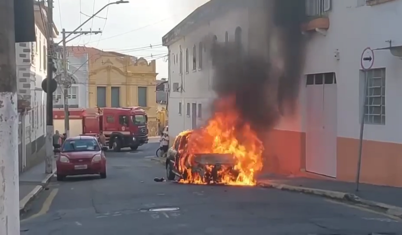Carro é destruído por incêndio no centro de Guaratinguetá