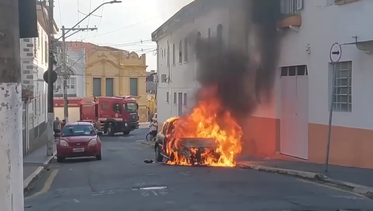 Carro é destruído por incêndio no centro de Guaratinguetá