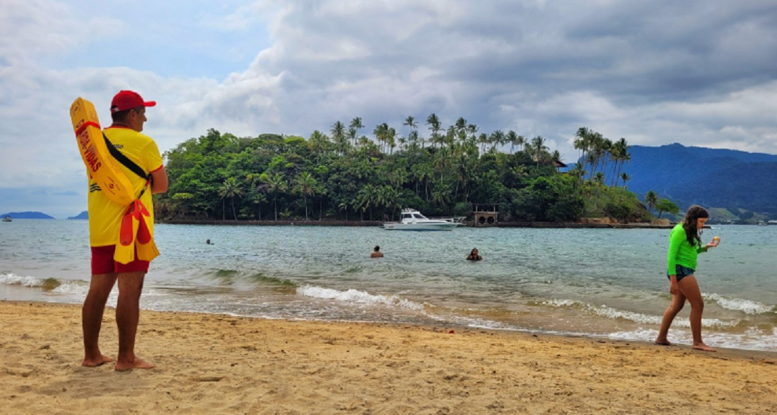 Criança de 12 anos morre afogada na Praia Grande, em Ilhabela