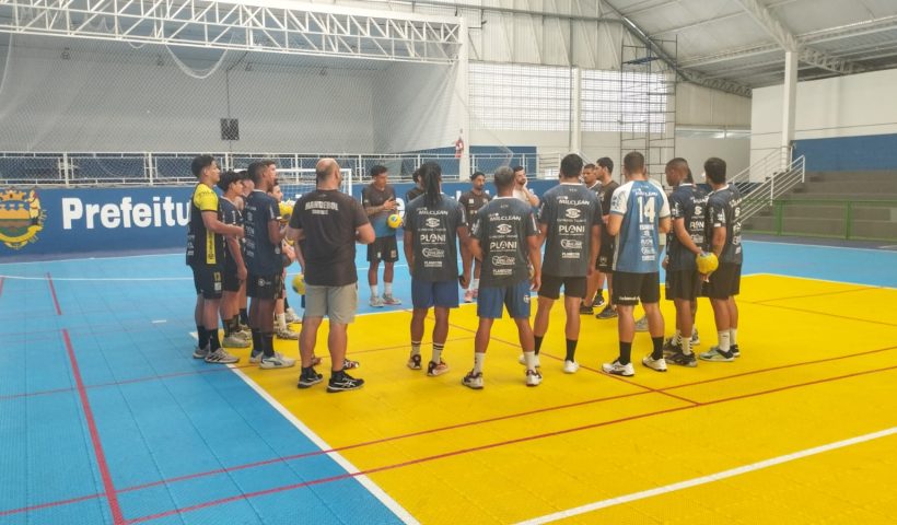 Handebol Taubaté durante treinamento no Ginásio do Sedes II. Foto: PMT