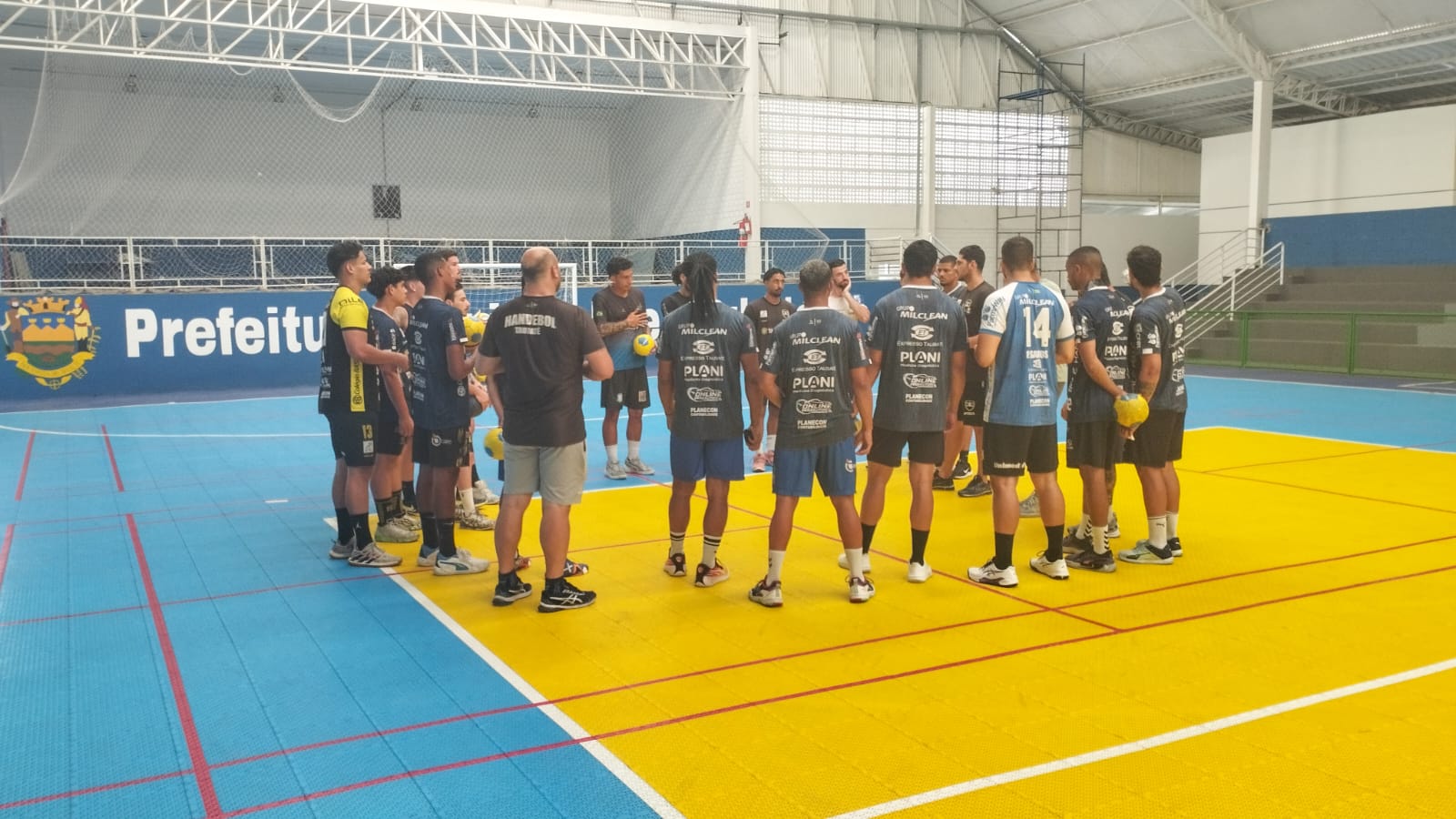Handebol Taubaté durante treinamento no Ginásio do Sedes II. Foto: PMT