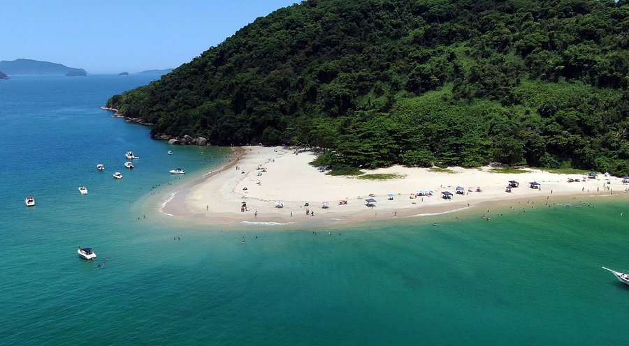 Bombeiros buscam por homem que caiu no mar em Ubatuba