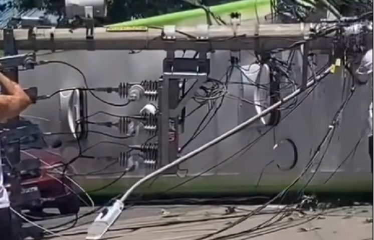 Ônibus tomba após bater em poste em São José dos Campos