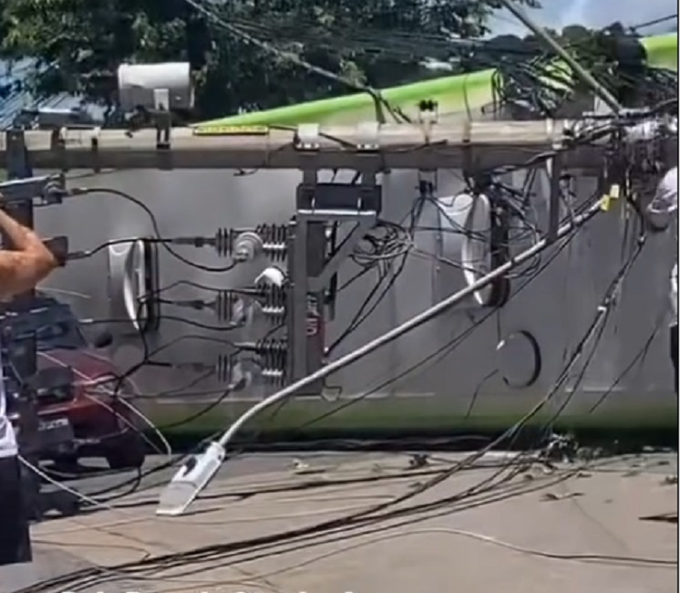 Ônibus tomba após bater em poste em São José dos Campos