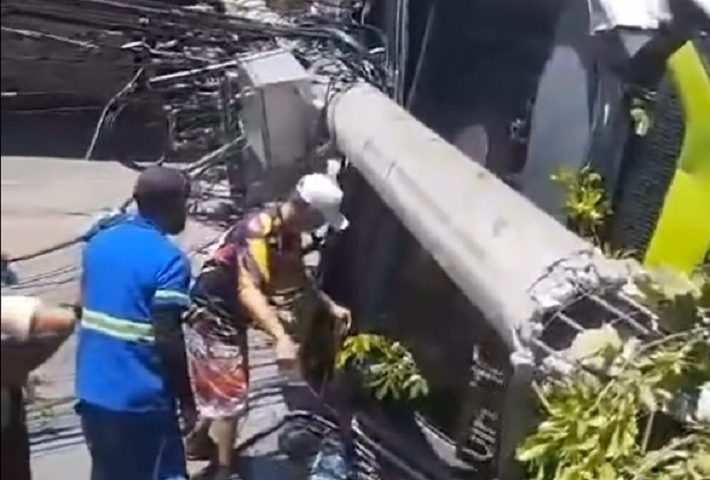 Seis pessoas ficam feridas após ônibus tombar na Zona Leste de São José dos Campos