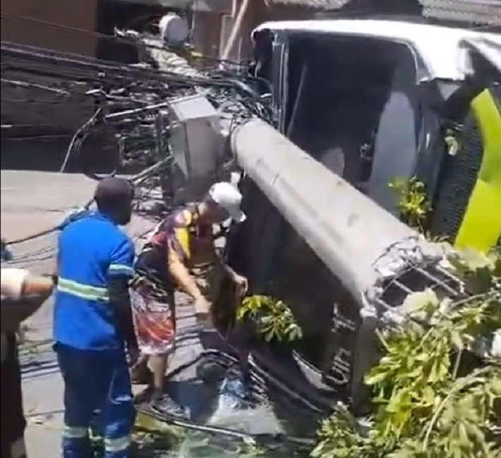 Seis pessoas ficam feridas após ônibus tombar na Zona Leste de São José dos Campos