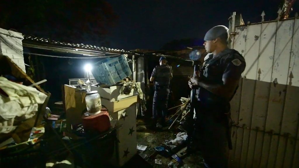 Moradores acusam PMs de incendiar casa durante operação em Tremembé