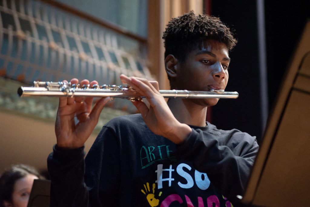 Jovem tocando flauta; Projeto Guri abre inscrições para os cursos gratuitos de música; são 4 mil vagas em São José e região