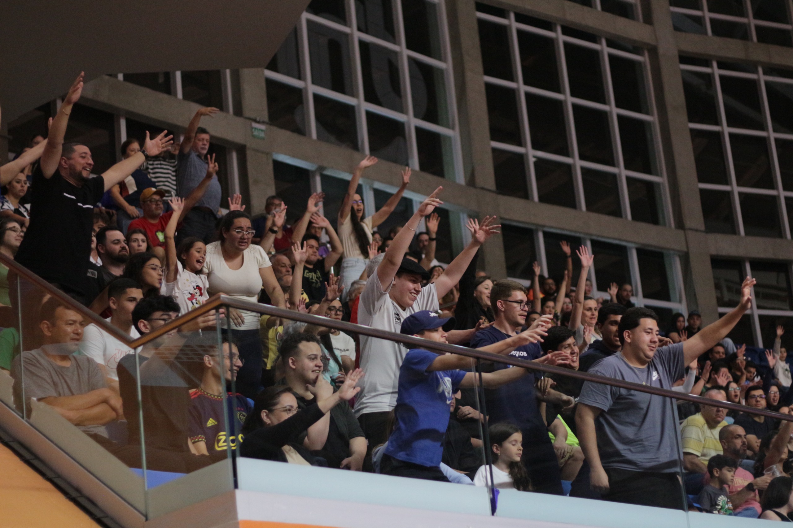 Torcida do São José Basketball presente na Farma Conde Arena