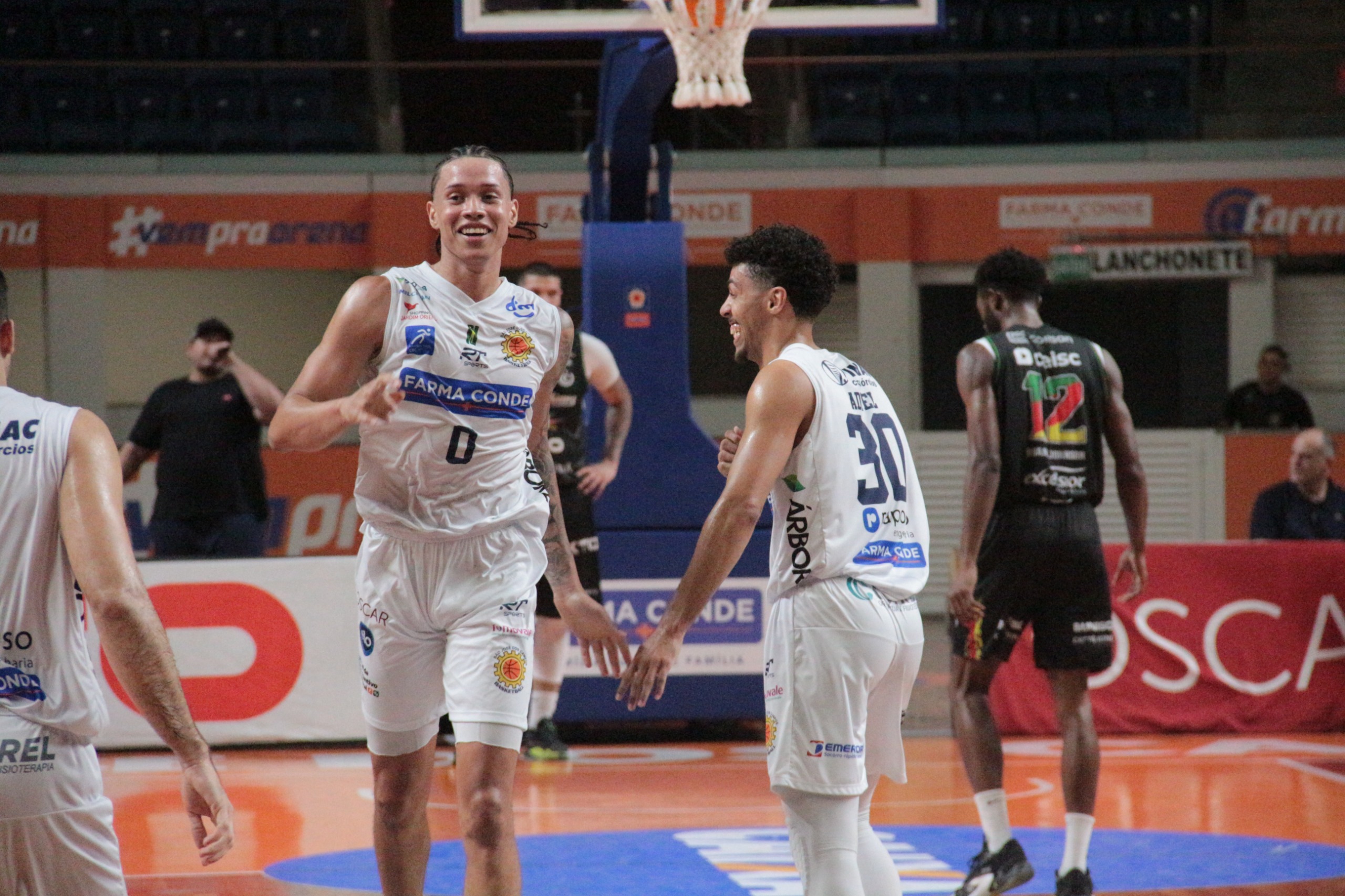 Adyel Borges e Douglas dos Santos em ação pelo São José Basketball