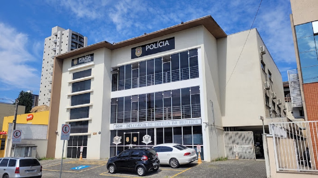 Um homem foi preso em flagrante na noite de quarta-feira (12) em São José dos Campos, após ameaçar e ofender sua mãe e sua companheira dentro de casa, no bairro Jardim Minas Gerais.