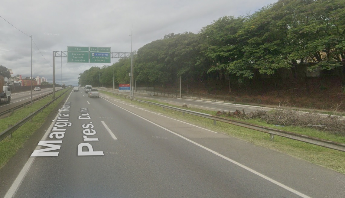 Acidente entre carro e moto deixa um ferido e causa lentidão na Via Dutra