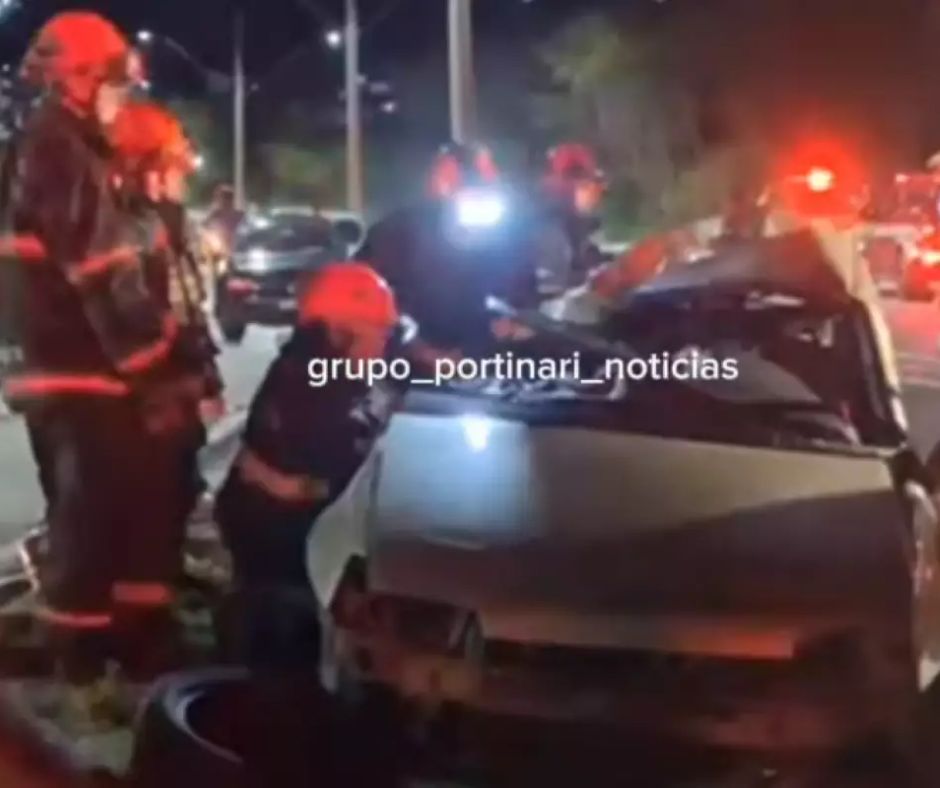 Casal morre após carro colidir contra poste no Jardim da Granja em São José dos Campos