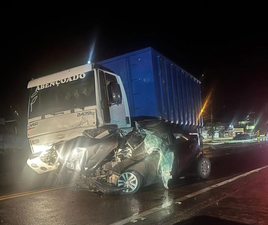 Colisão entre caminhão e carros em Ubatuba mata duas pessoas