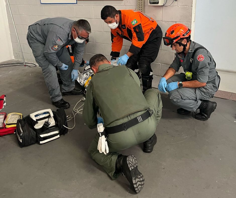 Corpo de bombeiros resgata trabalhadores após acidente com descarga elétrica em condomínio de São José