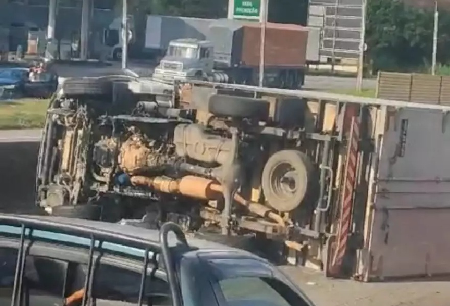 Caminhão tomba na Dutra e causa congestionamento em Jacareí
