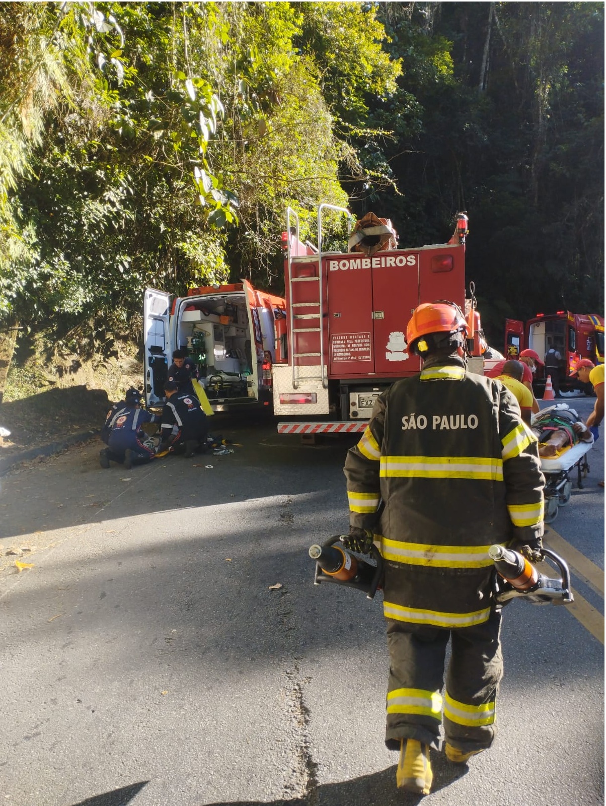 Kombi com cinco pessoas perde freio na Serra de Ubatuba