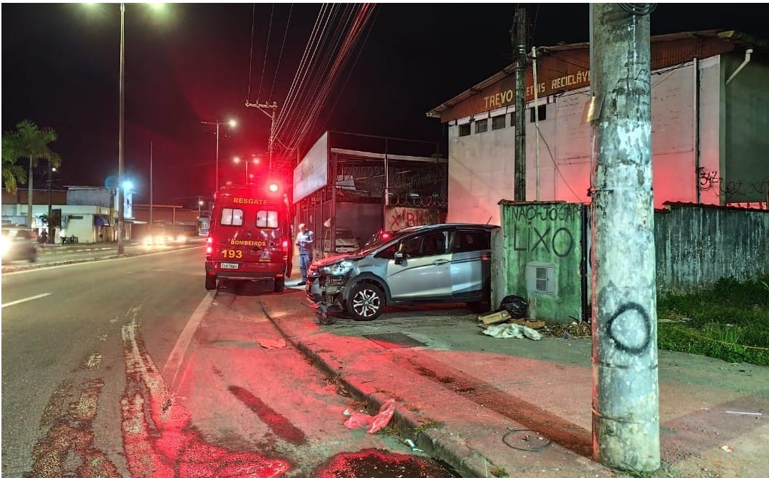 Mulher bate carro em poste após sair de posto de gasolina em Caraguatatuba