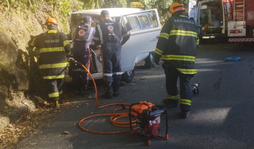 Kombi com cinco pessoas perde freio na Serra de Ubatuba