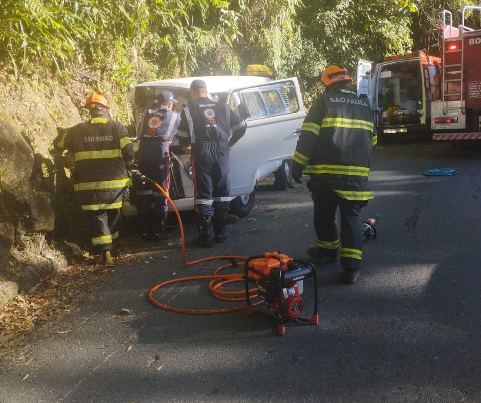 Kombi com cinco pessoas perde freio na Serra de Ubatuba