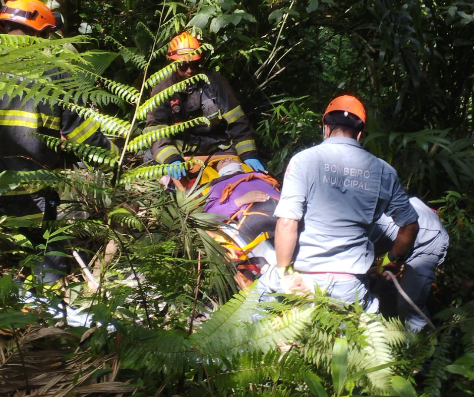 Mulher é arremessada por 15 metros em acidente com moto na serra de Ubatuba