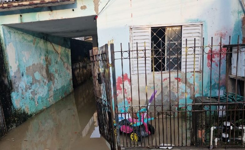 Chuvas causam alagamentos na Vila Guarani, centro de São José