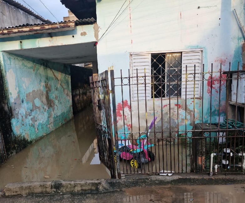 Chuvas causam alagamentos na Vila Guarani, centro de São José