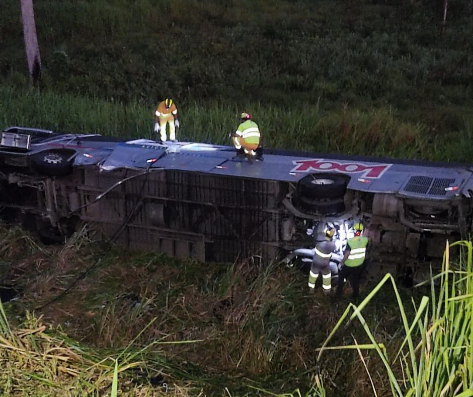 Ônibus cai em ribanceira na Via Dutra, 26 ficam feridos e um adolescente morreu