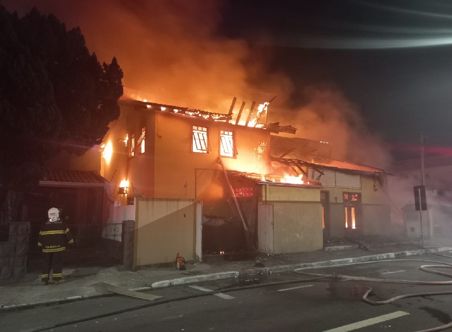Incêndio em asilo mata quatro internos e deixa dois bombeiros feridos em São José dos Campos