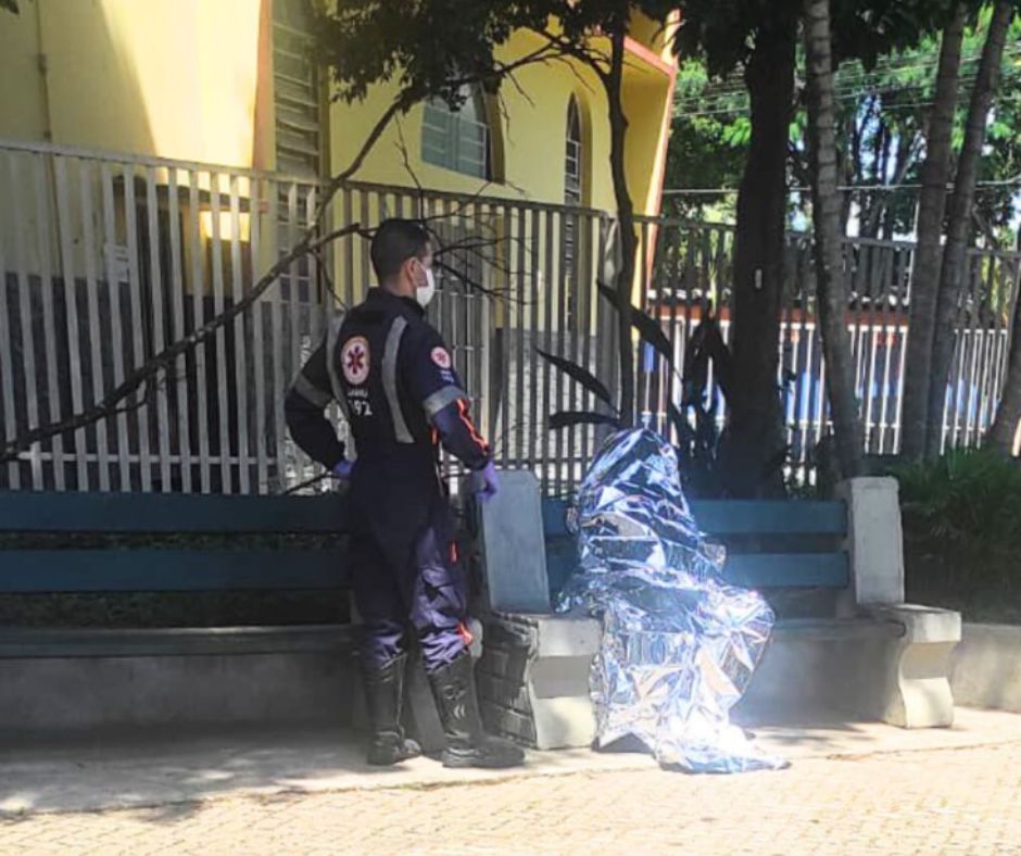 Idoso passa mal e morre sentado em frente a paróquia em São José dos Campos