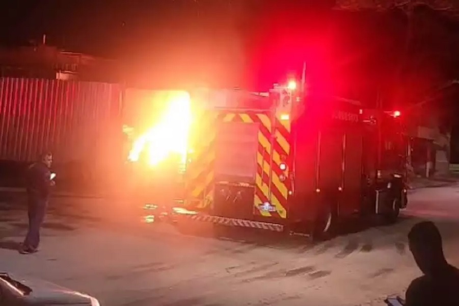 Incêndio atinge depósito de material para festas na zona sul de São José dos Campos