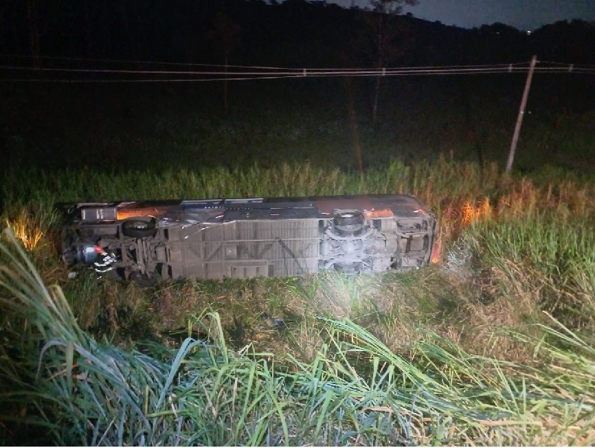 Ônibus cai em ribanceira na Via Dutra, 26 ficam feridos e um adolescente morreu