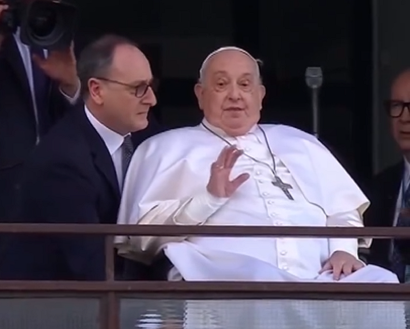Papa Francisco tem alta e faz primeira aparição pública após 37 dias internado